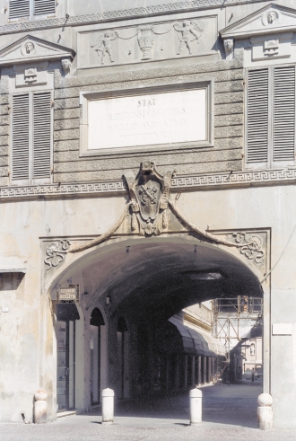Ingresso del Broletto in Piazza Prampoli|...