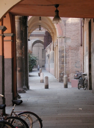 Via San Carlo, porticos