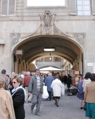 Market day at the Broletto