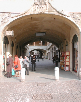 Walkway through the Broletto
