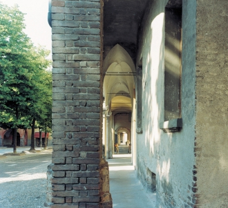 Portico in Piazza Fontanesi