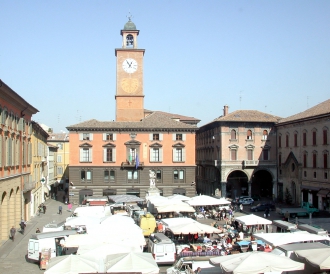 Market in Piazza Grande
