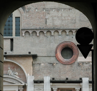 La facciata del Duomo incorniciata dal p|...