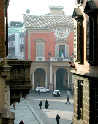 The facade of City Hall, seen from the b|...